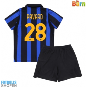 Billiga Inter Milan Benjamin Pavard #28 Hemmatröja Barn 2026-27 Kortärmad (+ Korta byxor)